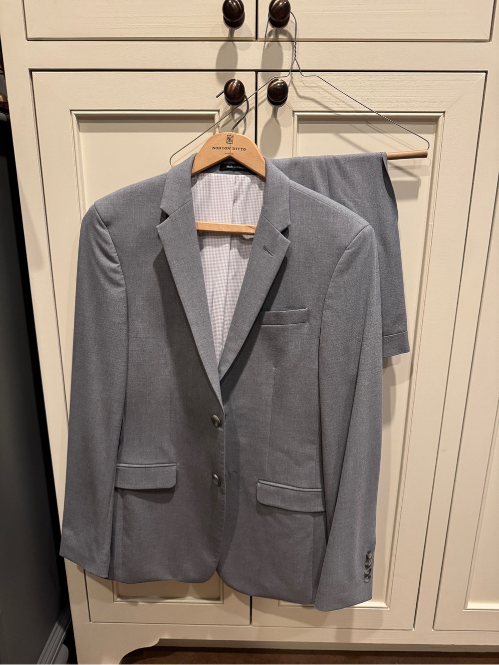 Men's Gray Two-Button Suit Jacket & Trousers - Classic Tailored Fit